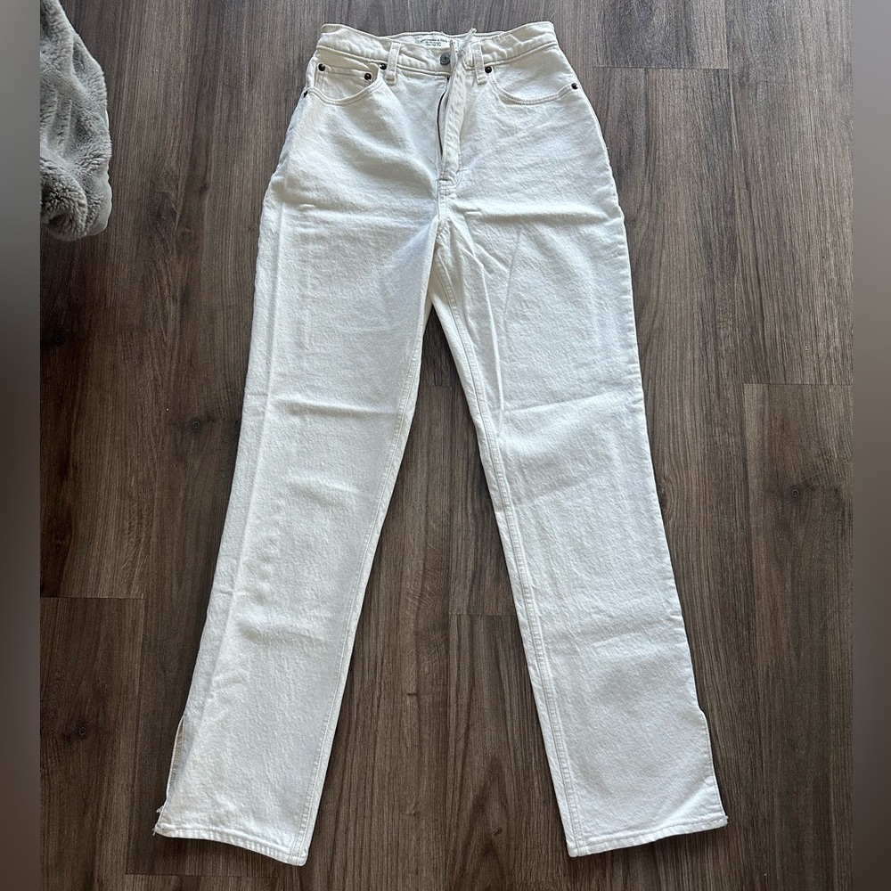 Abercrombie Curve Love Ultra High Rise 90s Straight Jeans - Cream Size 28